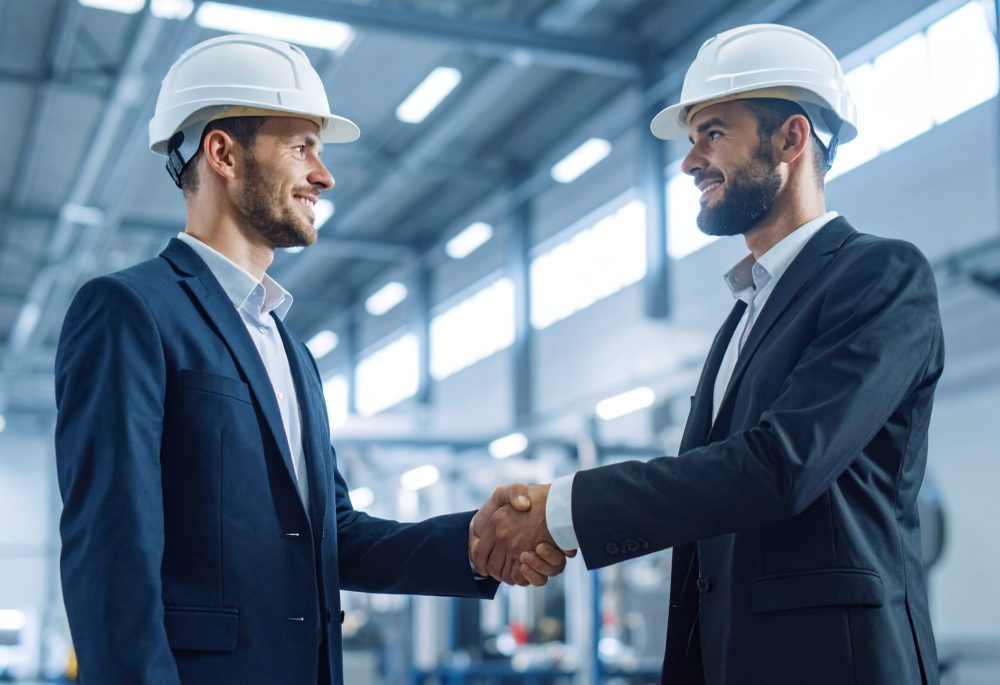 Firefly_engenheiro em uma empresa dando um aperto de mão em um empresario 889153