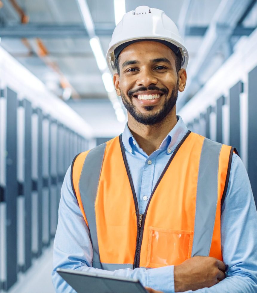 Firefly_um engenheiro eletrico com caracteristicas brasileiras sorrindo para a camera, no fun 899020